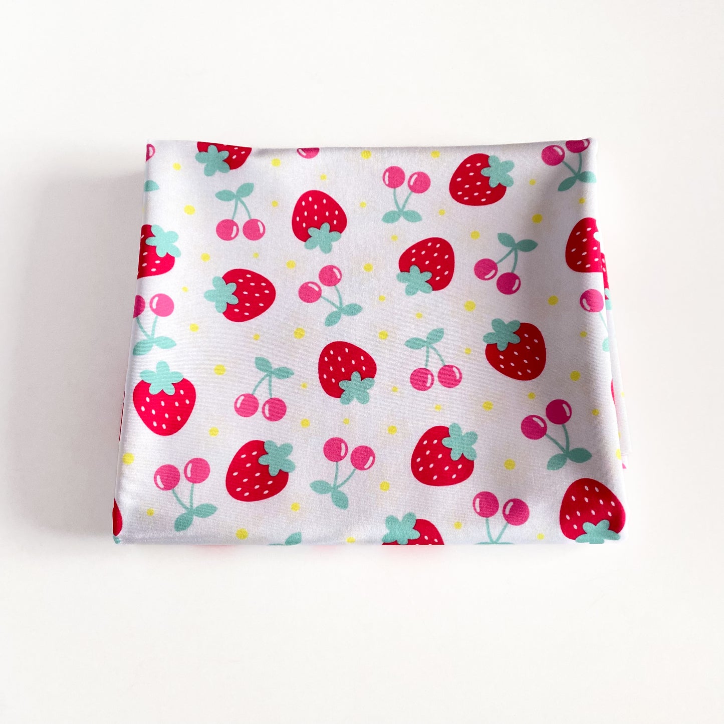 Lycra dupont sublimada frutillas y guindas fondo blanco