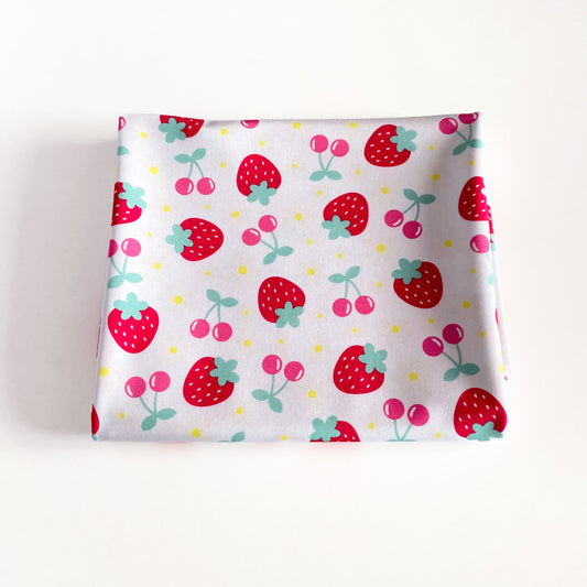 Lycra dupont sublimada frutillas y guindas fondo blanco
