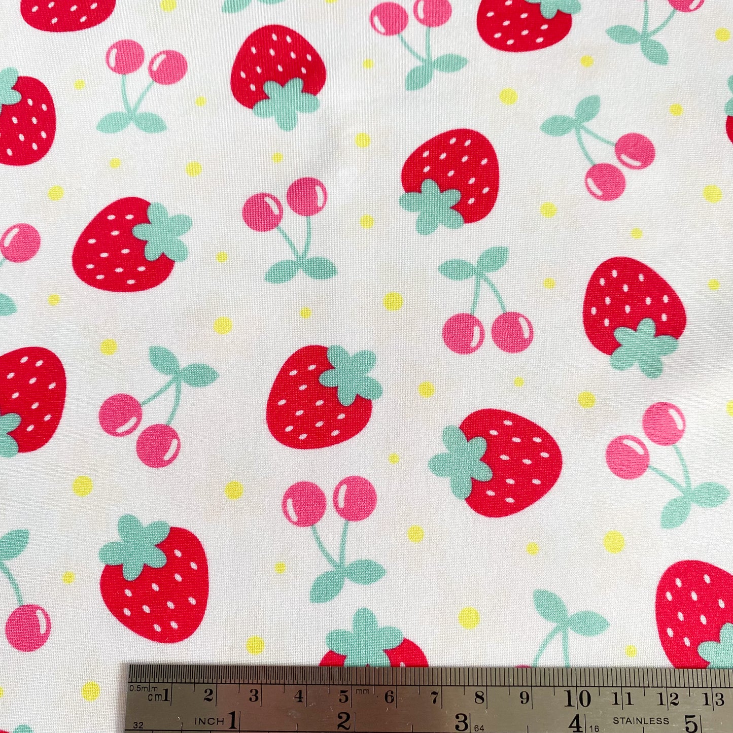 Lycra dupont sublimada frutillas y guindas fondo blanco