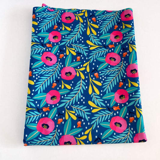 LYCRA DUPONT SUBLIMADA FLORES Y HOJAS FONDO AZUL