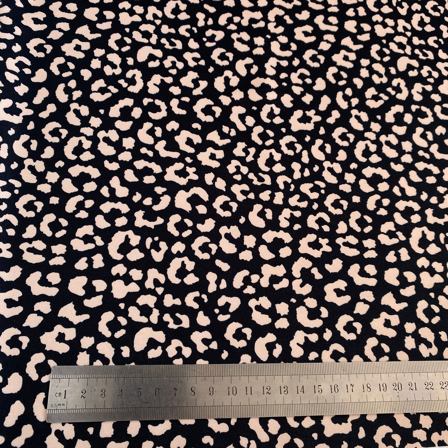 LYCRA DUPONT SUBLIMADA MANCHITAS BEIGE FONDO NEGRO