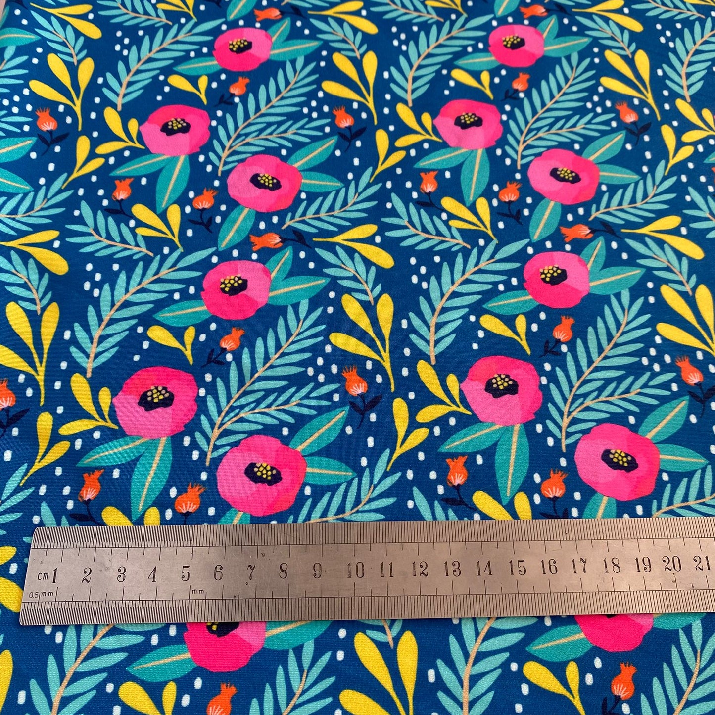 LYCRA DUPONT SUBLIMADA FLORES Y HOJAS FONDO AZUL