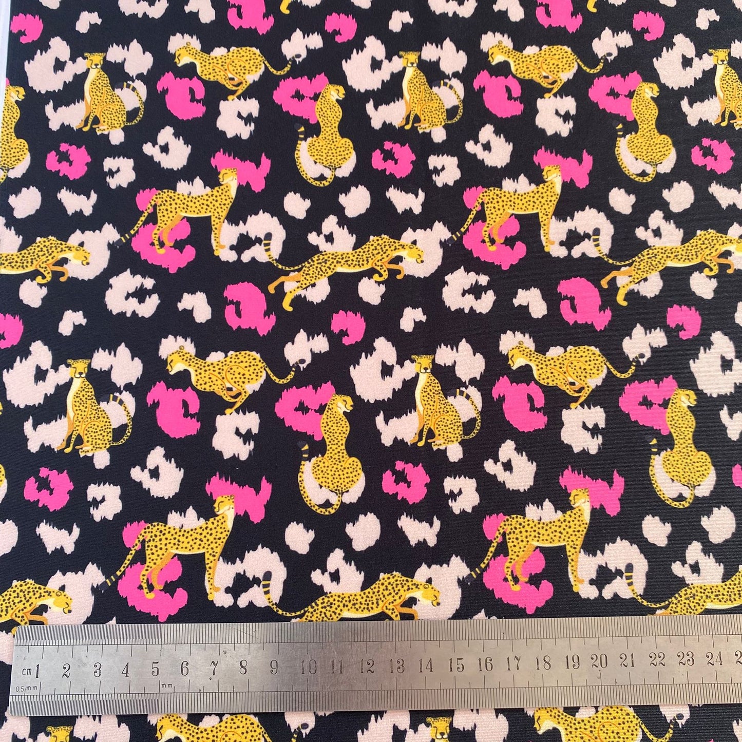 LYCRA DUPONT SUBLIMADA LEOPARDO Y MANCHITAS FONDO NEGRO