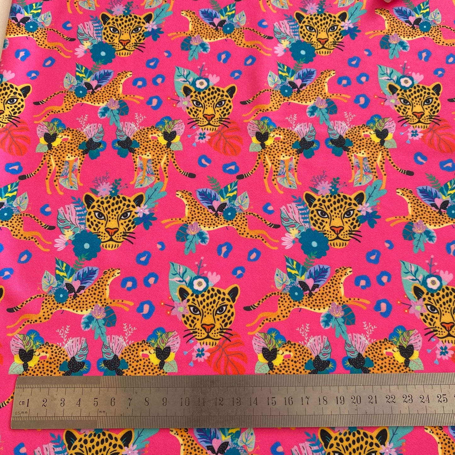 LYCRA DUPONT SUBLIMADA LEOPARDO Y FLORES FONDO FUCSIA FUERTE