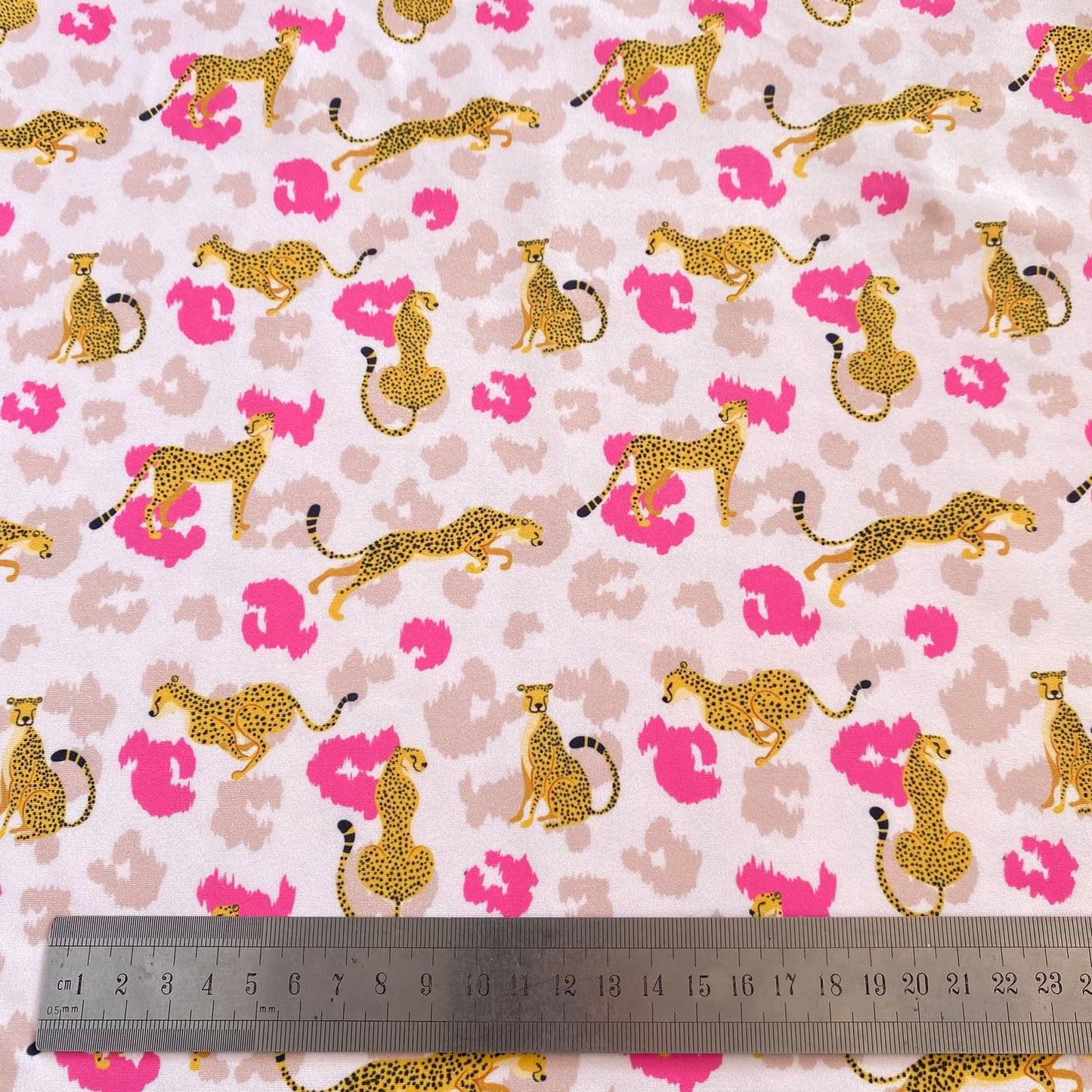 LYCRA DUPONT SUBLIMADA LEOPARDO Y MANCHITAS FONDO CRUDO