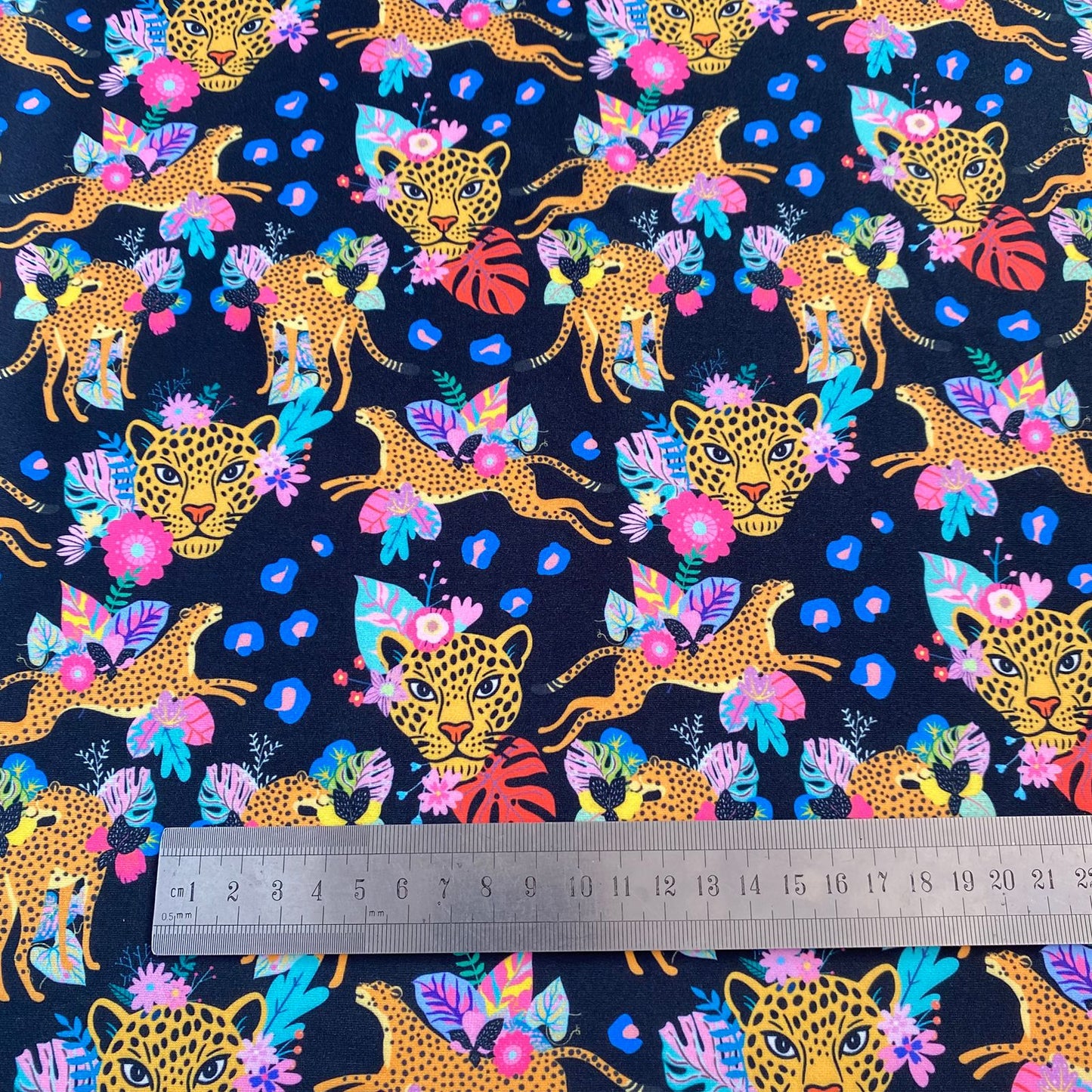 LYCRA DUPONT SUBLIMADA LEOPARDO Y FLORES FONDO NEGRO