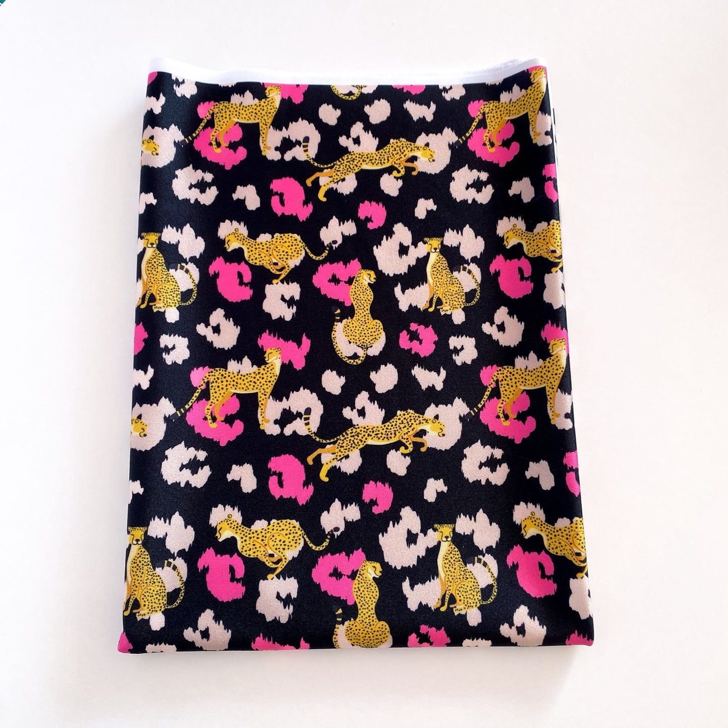 LYCRA DUPONT SUBLIMADA LEOPARDO Y MANCHITAS FONDO NEGRO