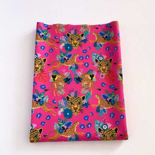 LYCRA DUPONT SUBLIMADA LEOPARDO Y FLORES FONDO FUCSIA FUERTE